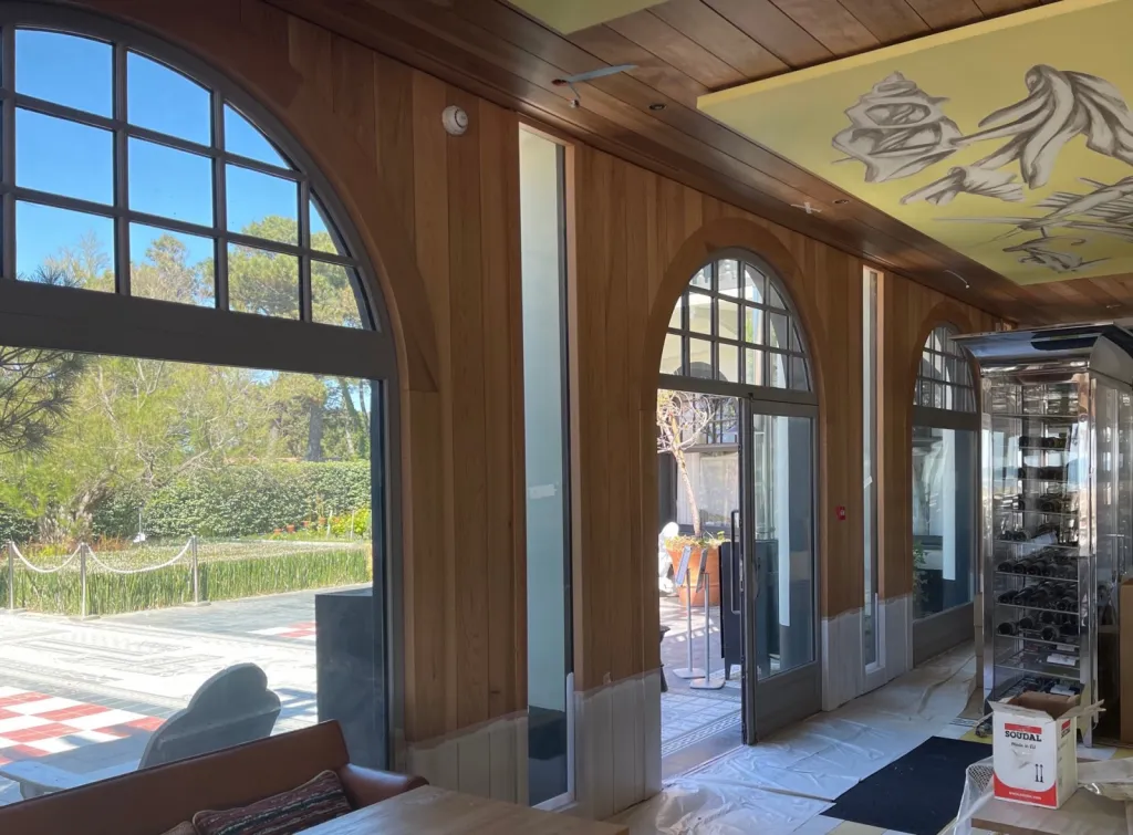 Rénovation en bois de l'intérieur du restaurant La co(o)rniche à Pyla sur Mer