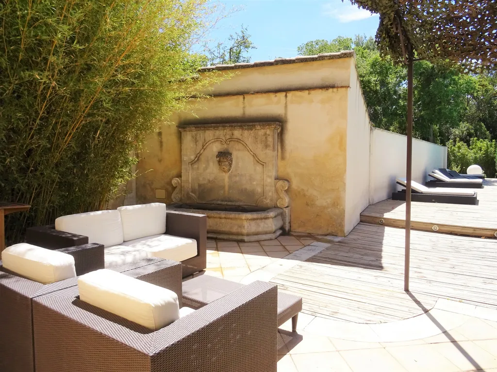 Avignon, bastide de charme avec dépendances et piscine avec jardin    