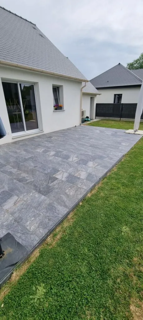 Nos clients de Bourgtheroulde-Infreville ont transformé leur extérieur avec un carrelage gris anthracite élégant, fourni par notre showroom proche de Rouen.
