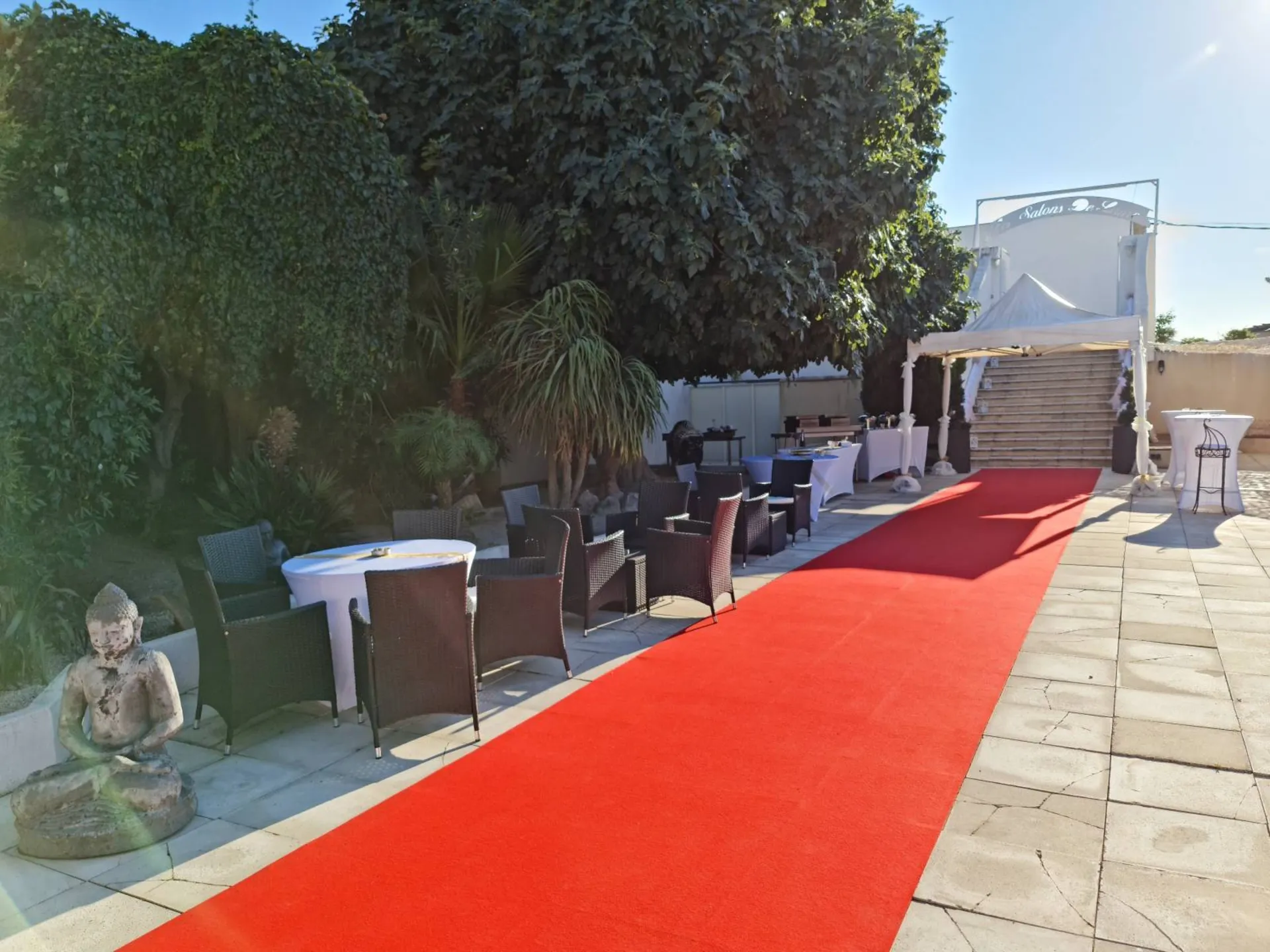 Salle de réception avec piscine pour mariage, anniversaire ,sur Gignac-la-nerthe prêt de la côte bleu
