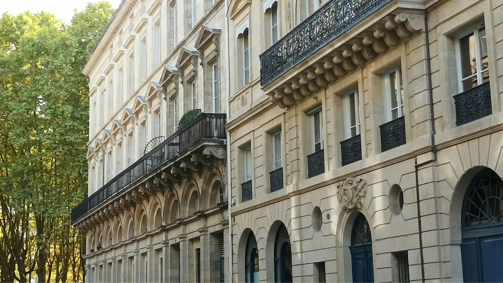 Chasse immobilière aux Chartrons : trouver une échoppe bordelaise idéale avec jardin grâce au mandat de recherche