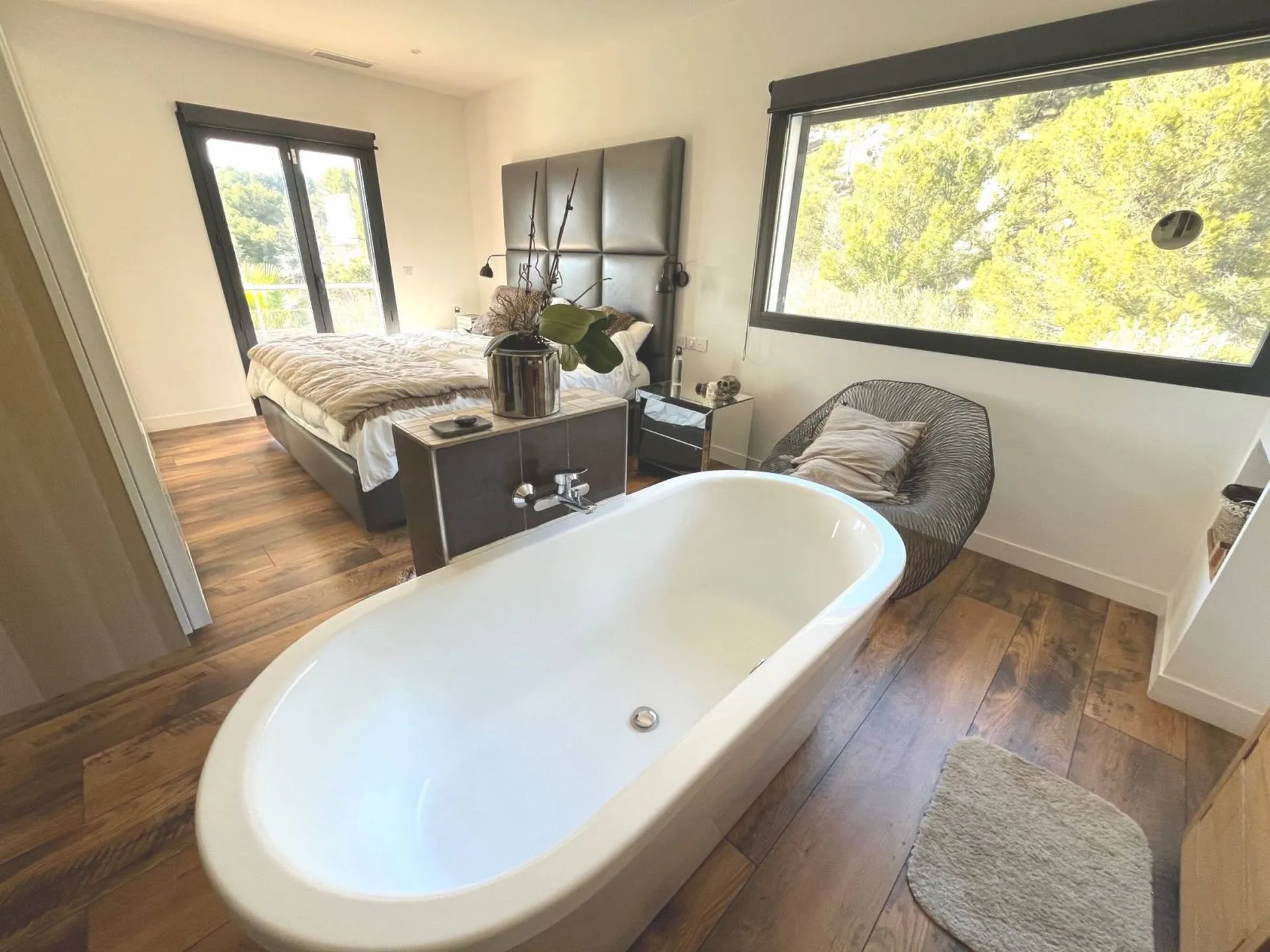 A vendre villa moderne Roquefort la Bédoule proche Cassis, composée de deux logements, piscine, pool house et deux garages doubles 