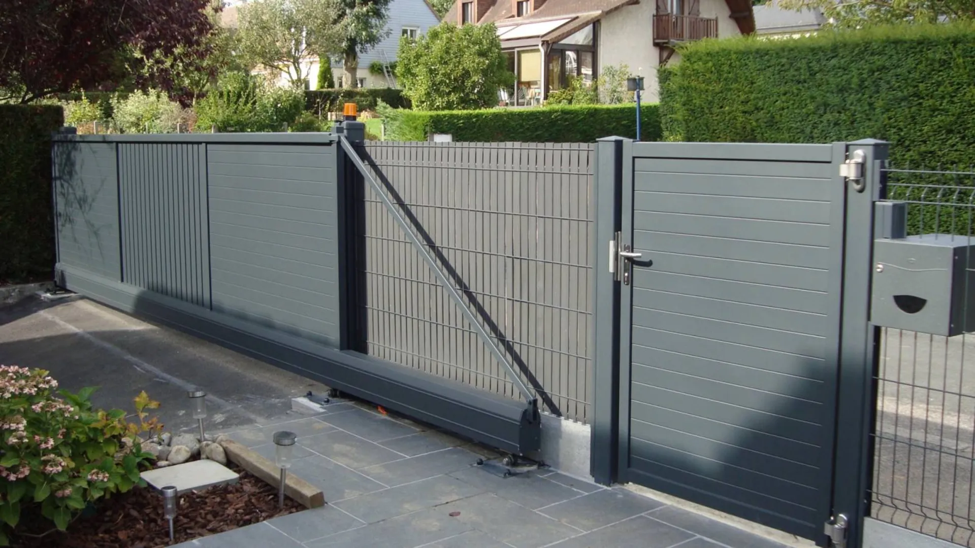 Pose d'un portail autoportant avec portillon à Deauville 14