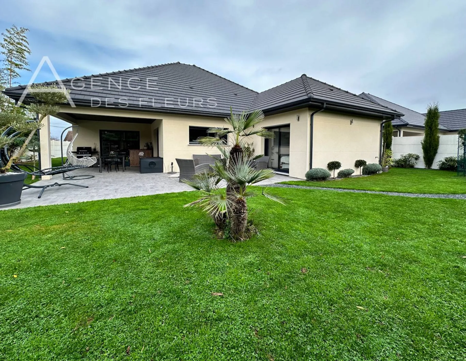 Magnifique plain-pied contemporain sur 832 m² de terrain clos.