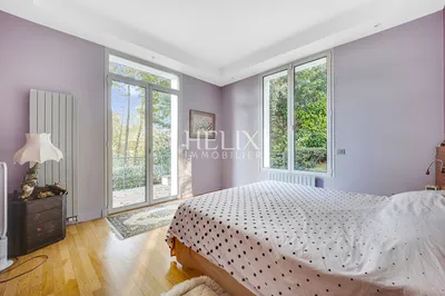 Maison à 7 minutes du centre de Saint Germain en Laye 10 pièces 410 m2 sur terrain de 3700 m2 avec piscine intérieure 8x4m très belles prestations