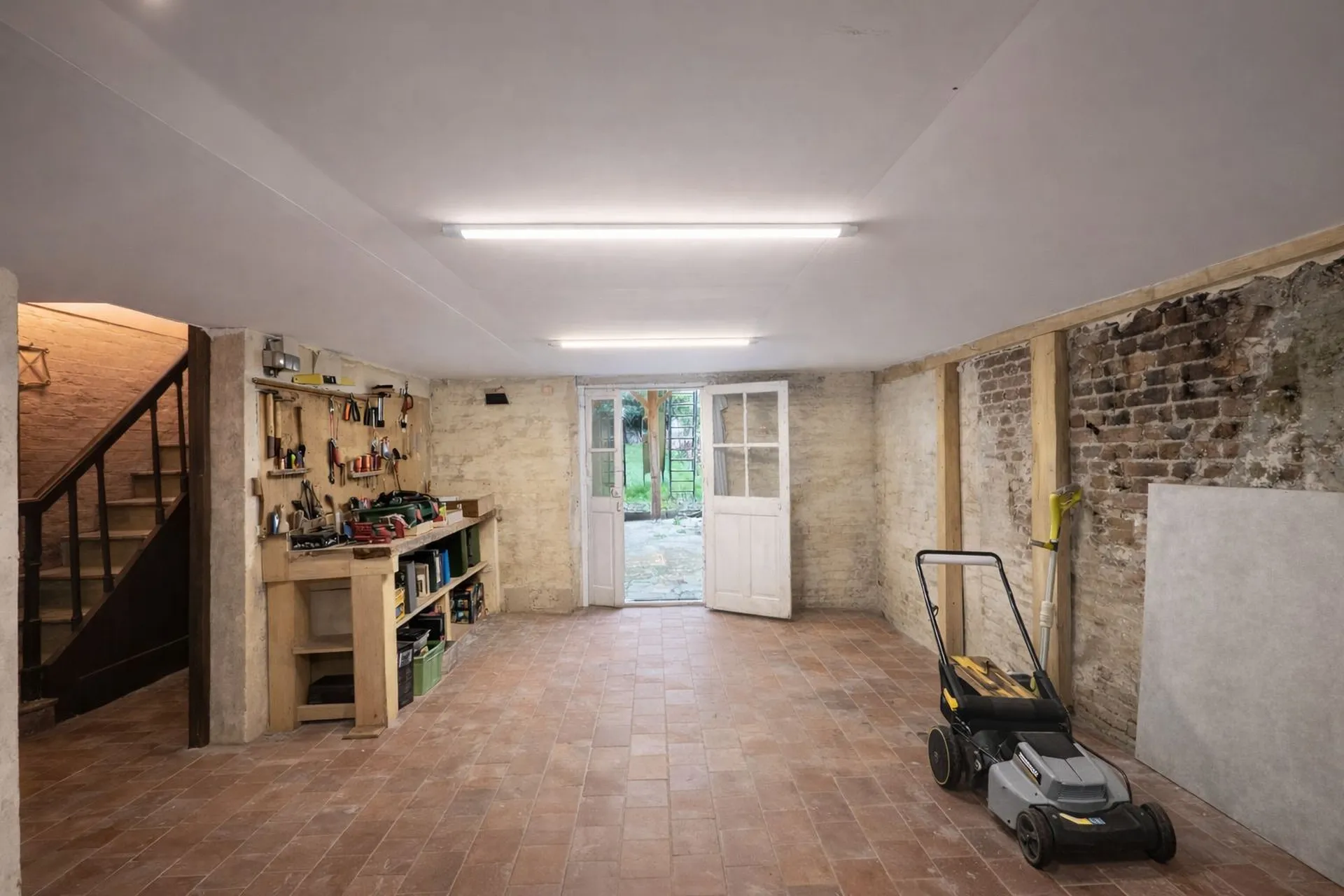 Sous-sol complet avec caves et espaces de stockage