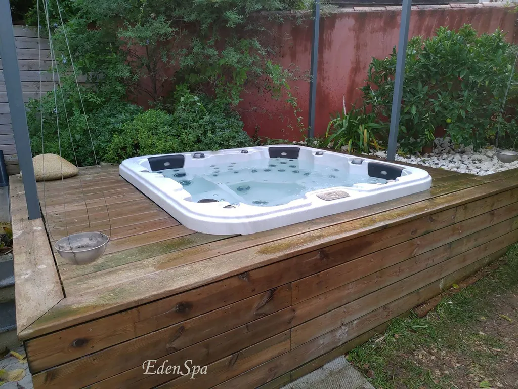 jacuzzi canadien compact encastré terrasse en bois