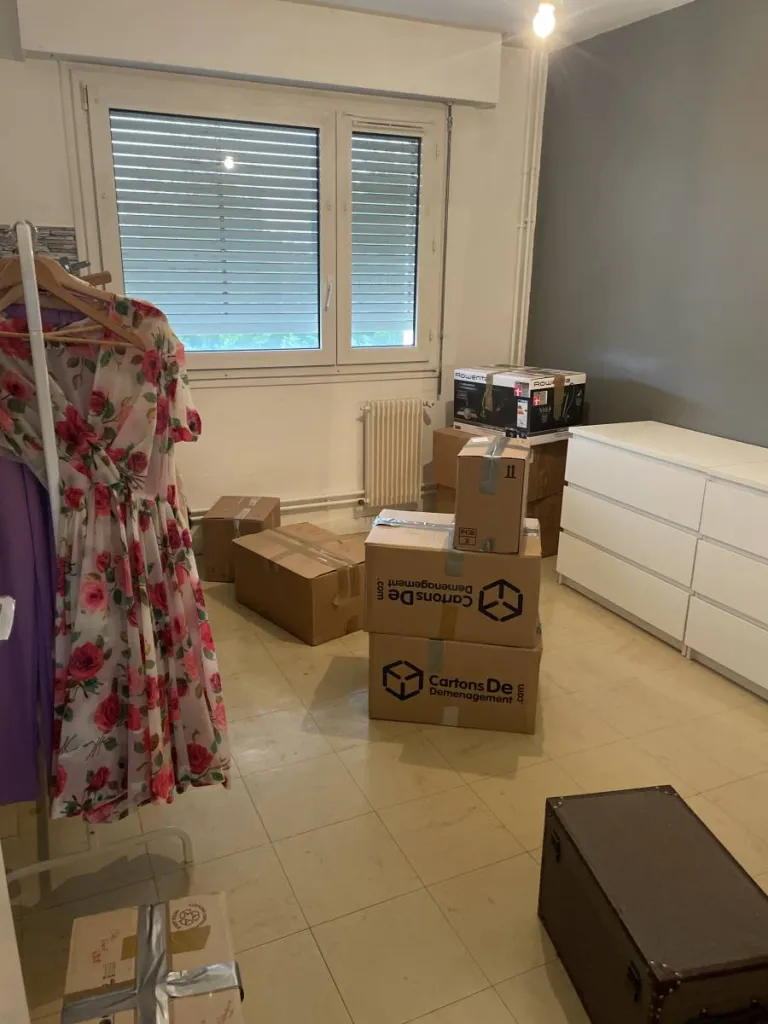 intérieur d'une chambre prête à être déménager par la société OBEN