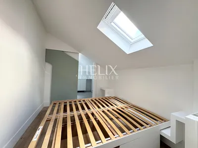 A louer un bel appartement situé au quatrième étage d'un immeuble ancien à Saint-Germain-en-Laye. 