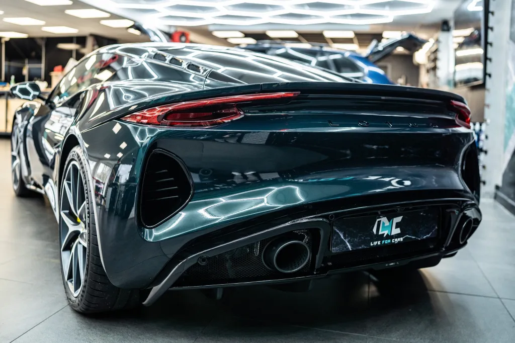 Protection intégrale XPEL Ultimate Plus sur mesure sur une Lotus Emira près d'Andorre