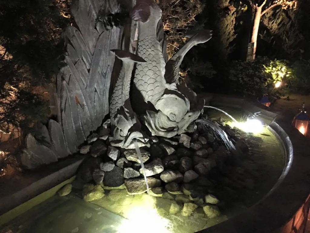 Fontaine aux Tritons sur-mesure en pierre d'Estaillades à Aix en Provence