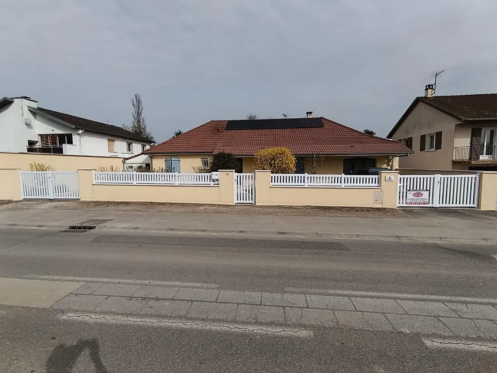 Installation de portails en PVC et portillon avec clôtures ajourées sur mesure à Brognon, pour un aménagement extérieur durable