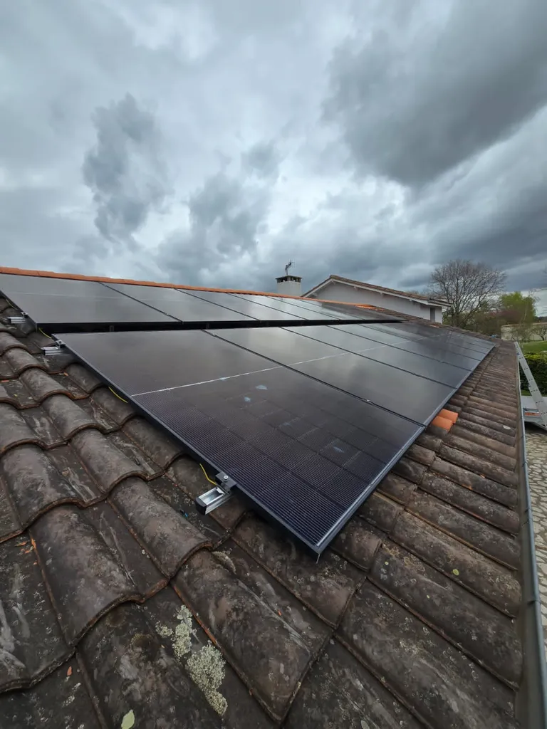 À Yvrac 33370 près de Bordeaux en Gironde, installation d'une centrale photovoltaïque 9 kWc avec stockage sur batterie virtuelle Urban Solar pour une autonomie énergétique totale.