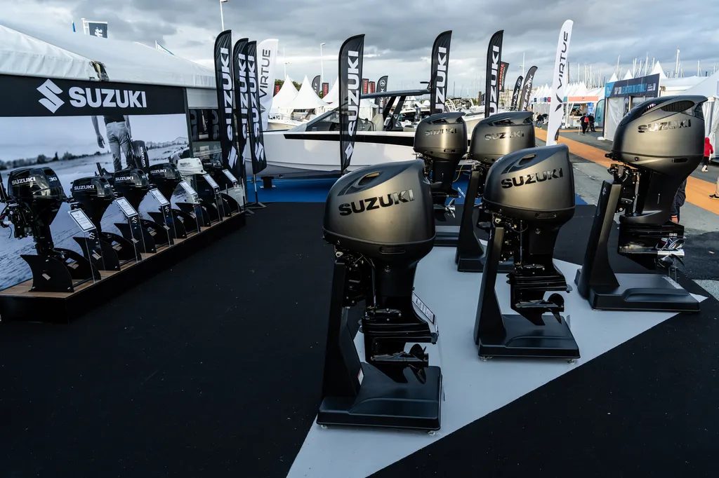 Moteur hors-bord Suzuki Marine haute puissance: Performance et endurance pour semi-rigides et vedettes