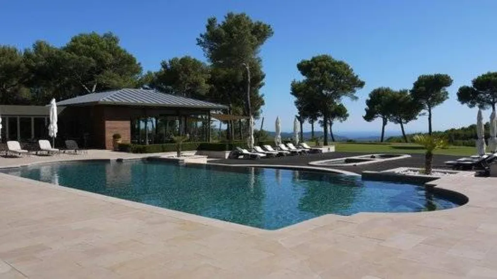 La pierre naturelle 36 rue de Bourgogne à Paris pour piscine et bassin. Terrasse en pierre naturelle piscine pour hôtel 