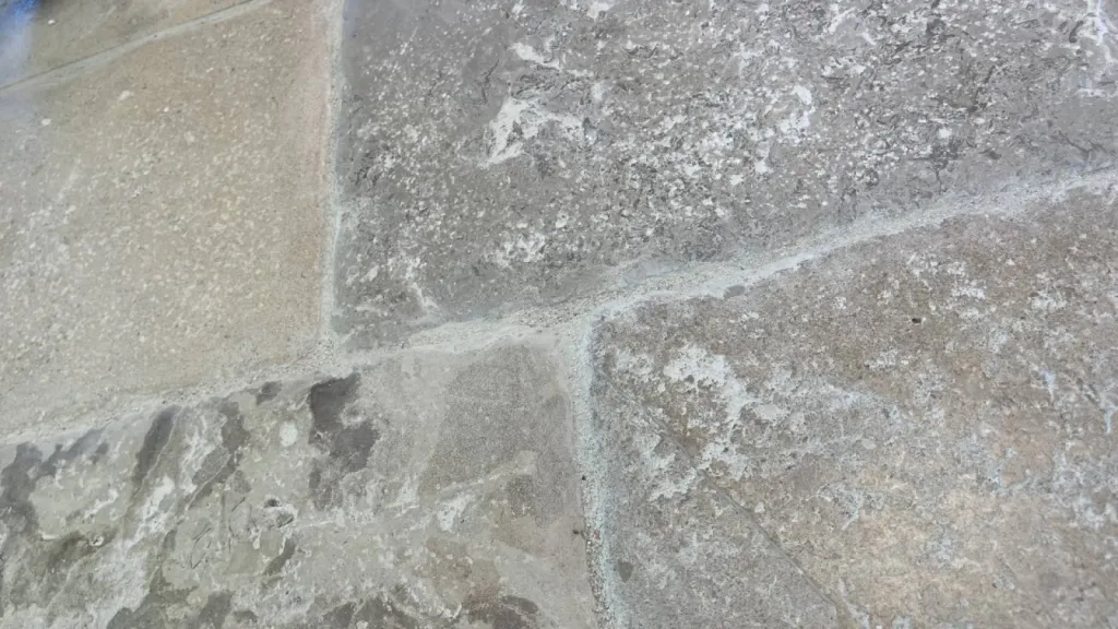 Dalle de Dordogne, dallage du Périgord en pierre naturelle vieillie