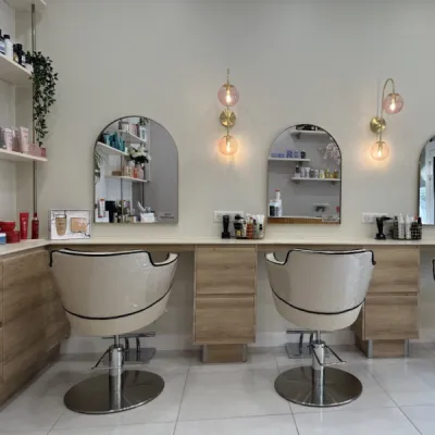 Postes de coiffure élégants et ergonomiques, agencés avec soin, par l’Atelier D. architecte d’intérieur à Bordeaux.