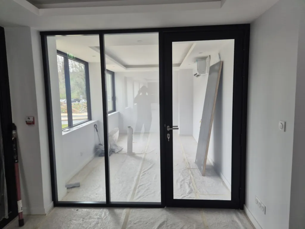 Pose de film opacifiant réglable sur les vitres des cloisons vitrées et les portes de bureau dans une entreprise à Limonest près de Lyon