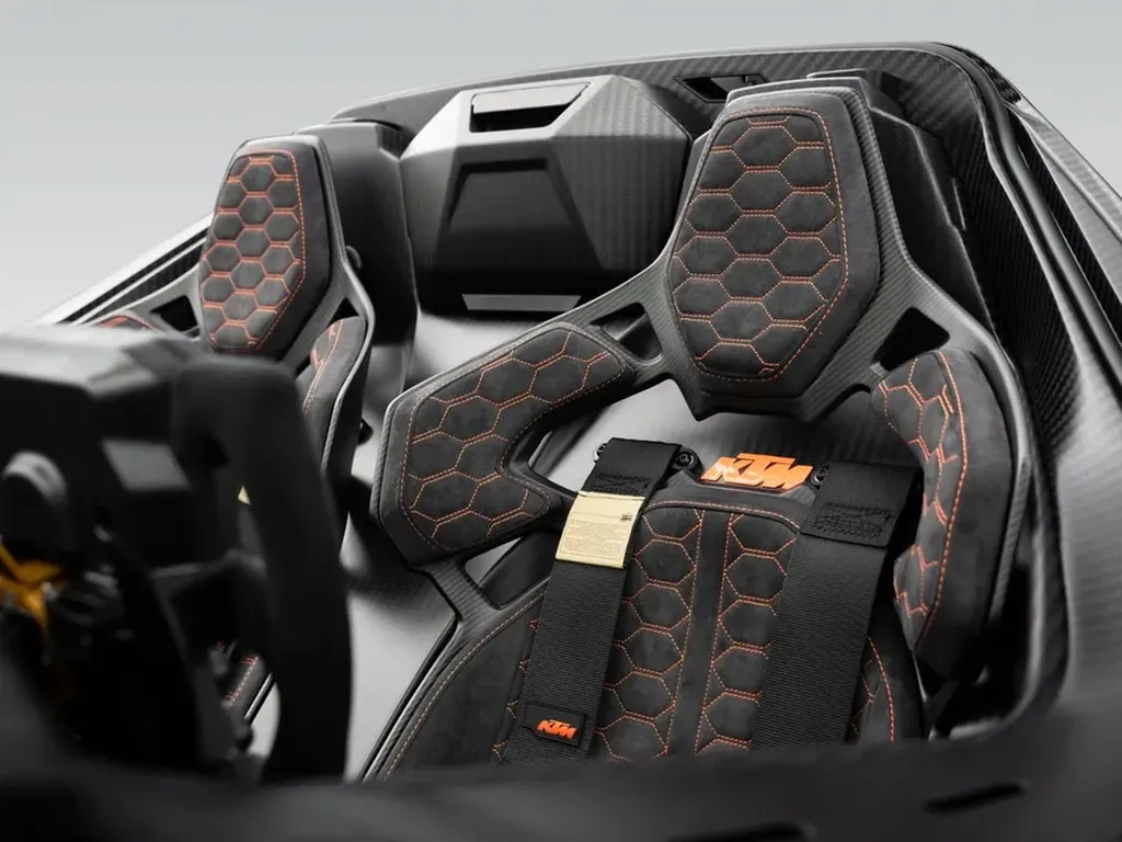 Sièges carbone et harnais KTM X-BOW GT-XR, configuration piste et route, sportive exclusive disponible à Bordeaux.