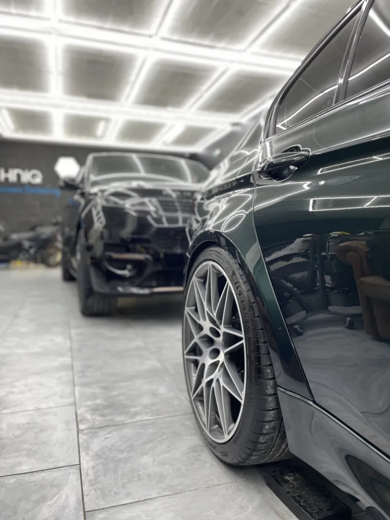 Préparation et la pose de protection céramique complète Gtechniq (carrosserie,jantes, vitrage) d'une BMW M3 compétition à Mougins près d'Antibes