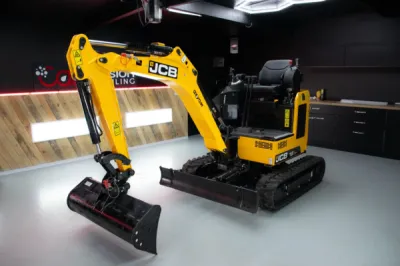 Protection carrosserie et film PPF sur engin de chantier Mini Pelle JCB 18Z-1 neuve à Beauvais
