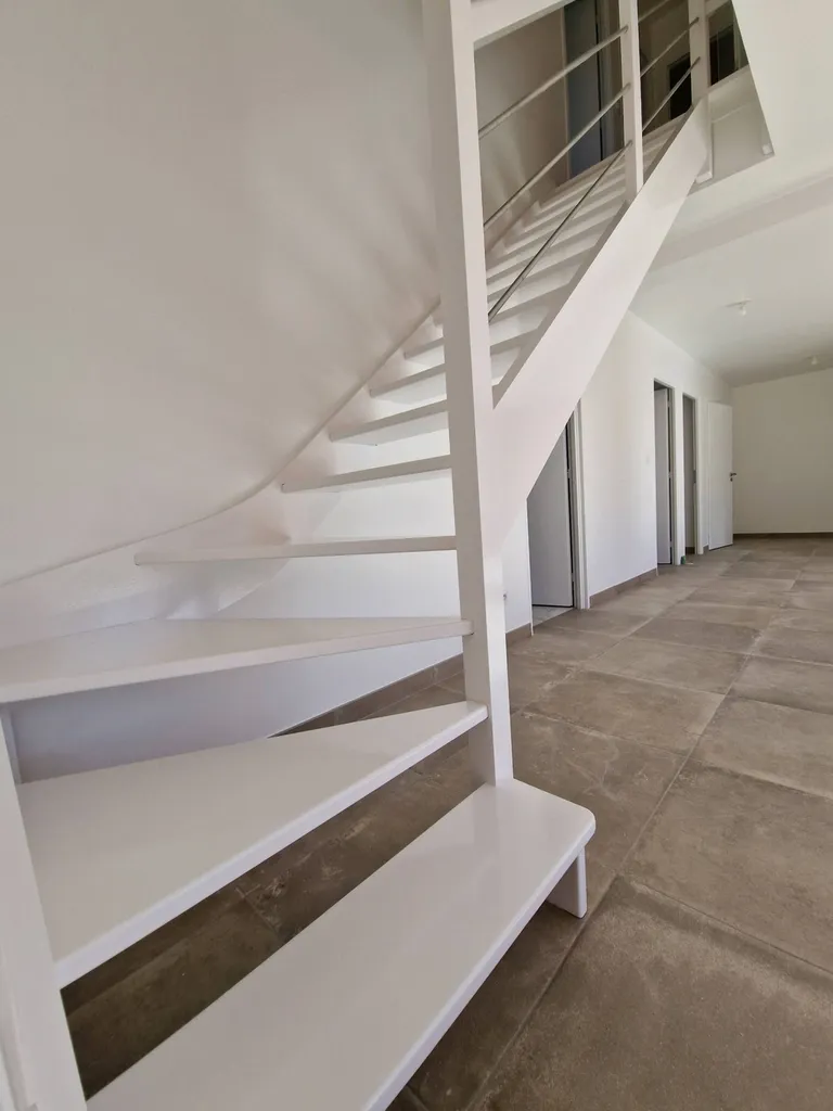 escalier blanc en peinture microporeuse de chez SIGMA