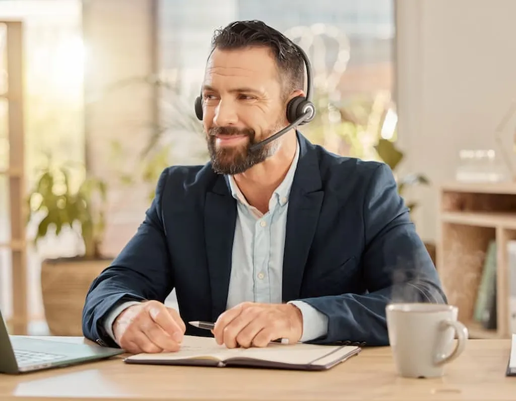 Consultant Opportun'IT Marketing analysant un appel de prospection IT et prenant des notes pour l'amélioration continue