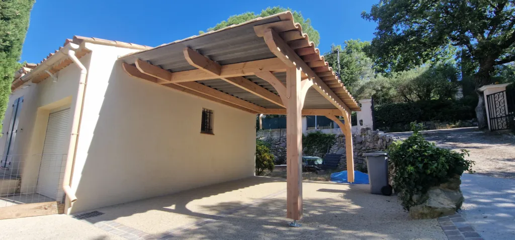 Conception et installation d’un auvent en bois douglas avec couverture en tuiles à Camps-la-Source (83)