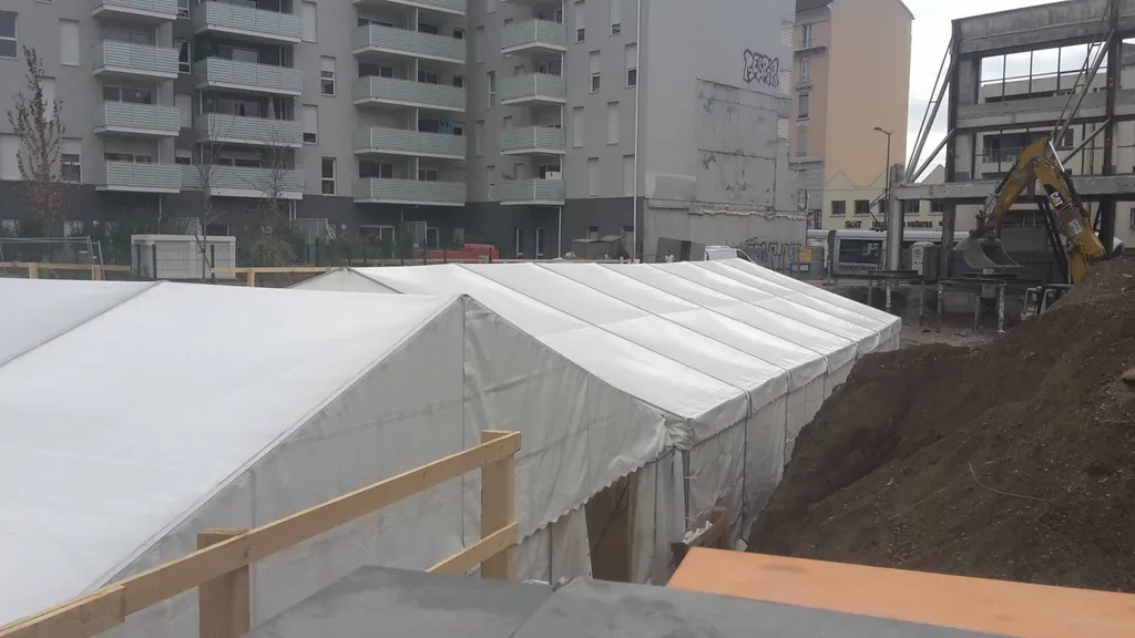 Pose de première pierre sur un chantier