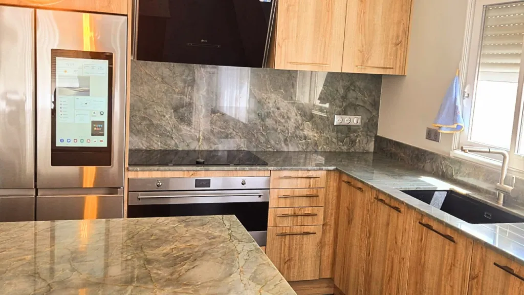 Nouvelle Cuisine réalisée en Quartzite Jadore à Ambérieux