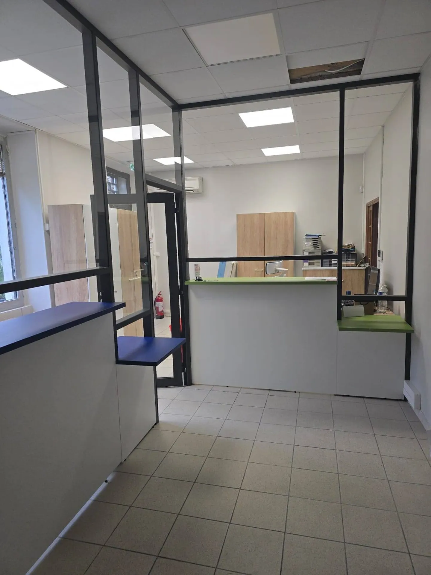 Pose de cloisons amovibles vitrées et banque d'accueil à Nîmes 
