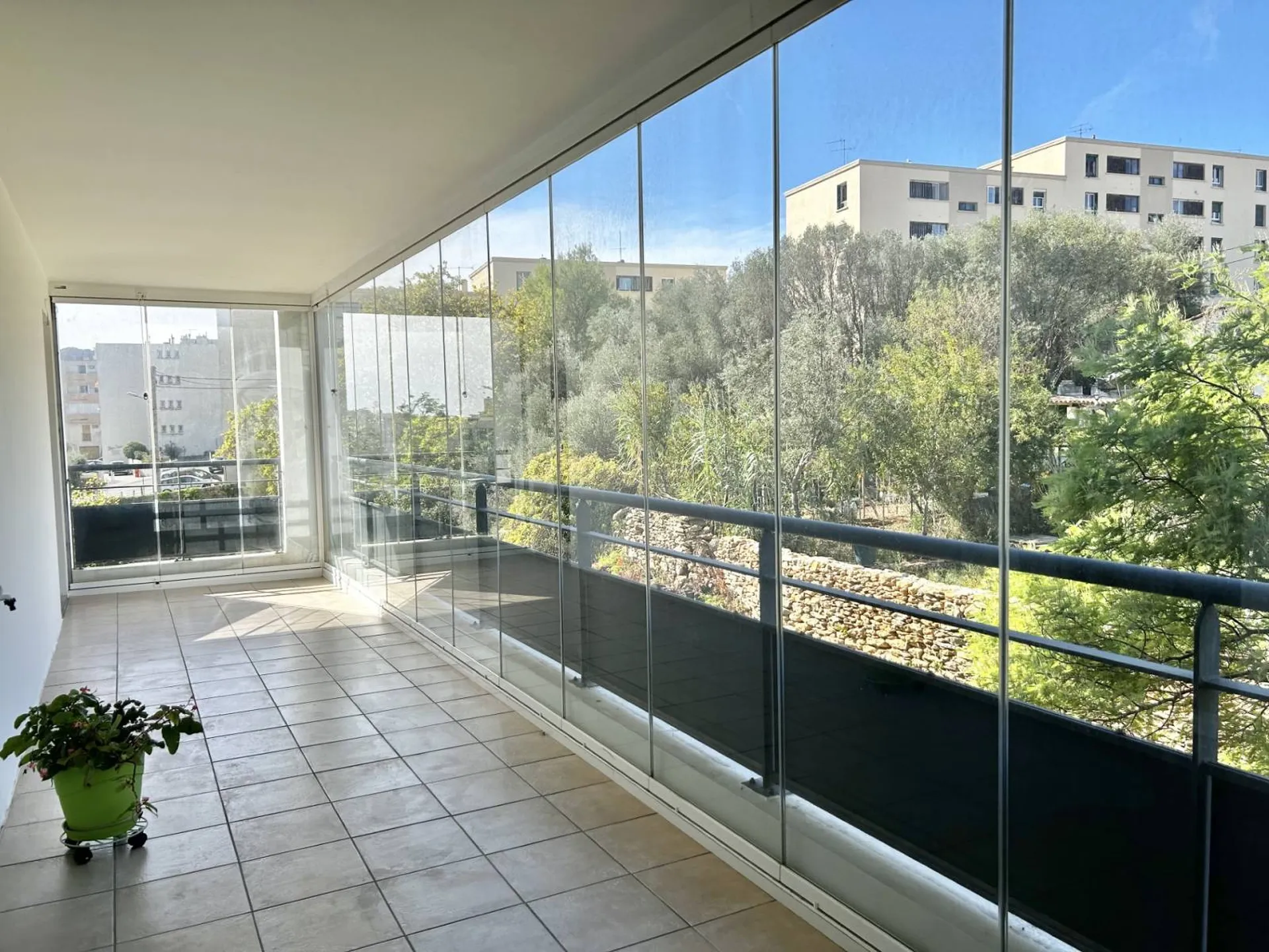 Appartement à vendre La Ciotat au calme, belle terrasse, ascenseur, avec garage en sous sol - 10 minutes à pied du port