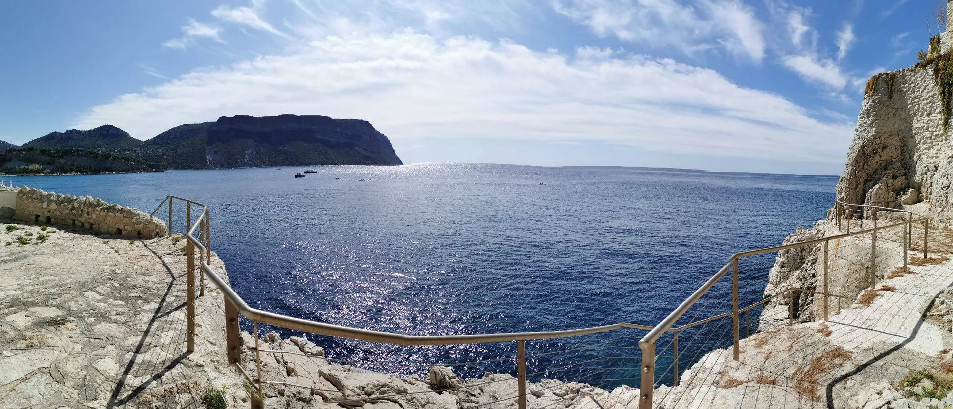 Cassis Emplacement unique pieds dans l'eau