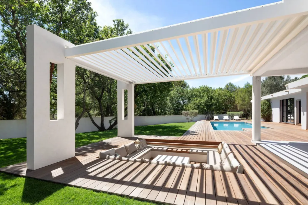 Installation d'une pergola à lames orientables AERO.. sans pieds !