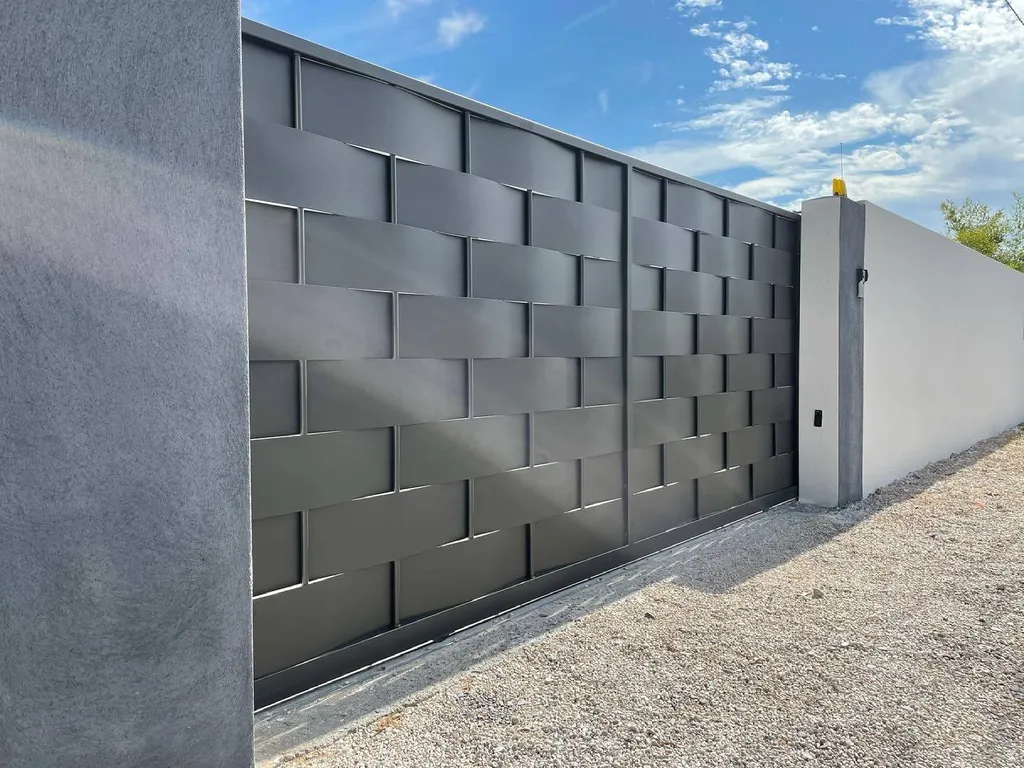 Fabrication et pose d'un portail coulissant noir tressés sur mesure à Rognac