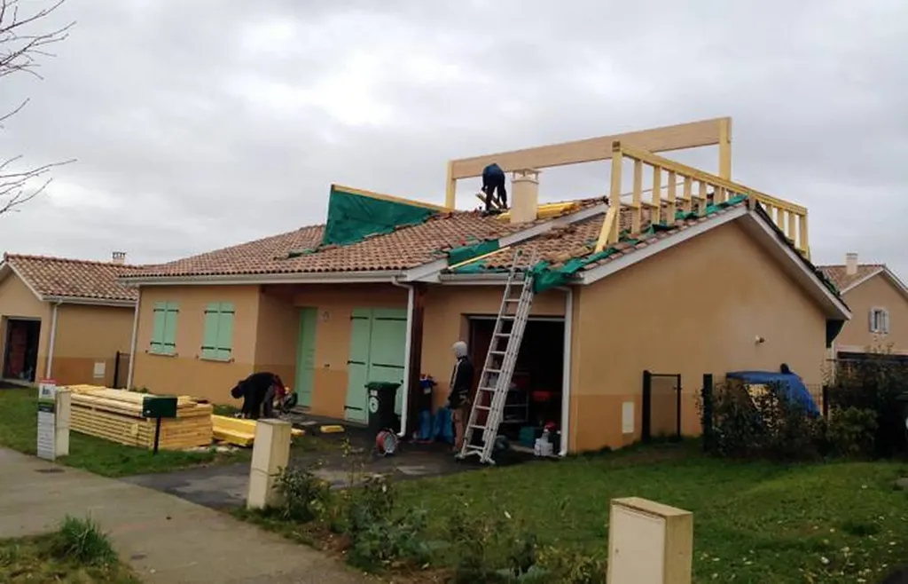 Chantier de surélévation de maison pour agrandir la surface habitable et améliorer l’isolation de la toiture à Belleville-en-Beaujolais (Rhône – 69)