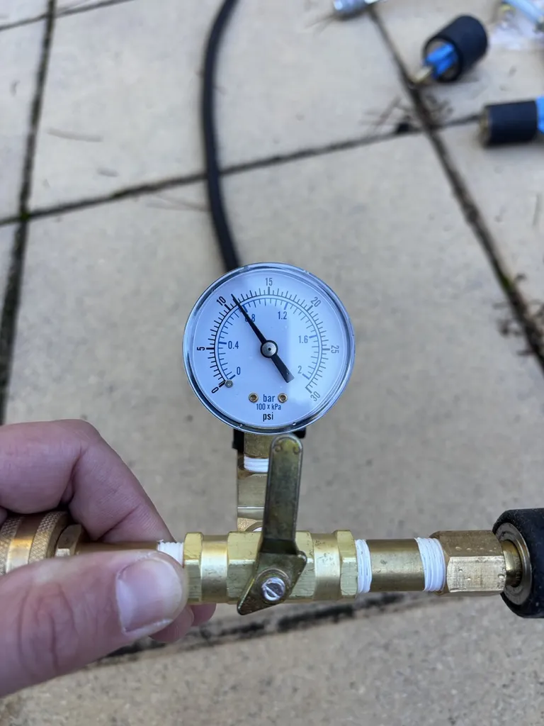 Fuite d'eau sur piscine béton localisée par un spécialiste sans casse ni vidange à Bègles dans le 33
