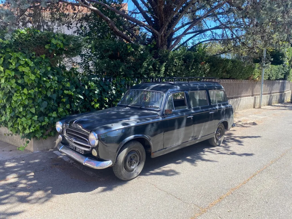 Restauration carrosserie d'une Peugeot 403 chez Platinum Carrosserie a Carnoux 13470 avec franchise offerte 