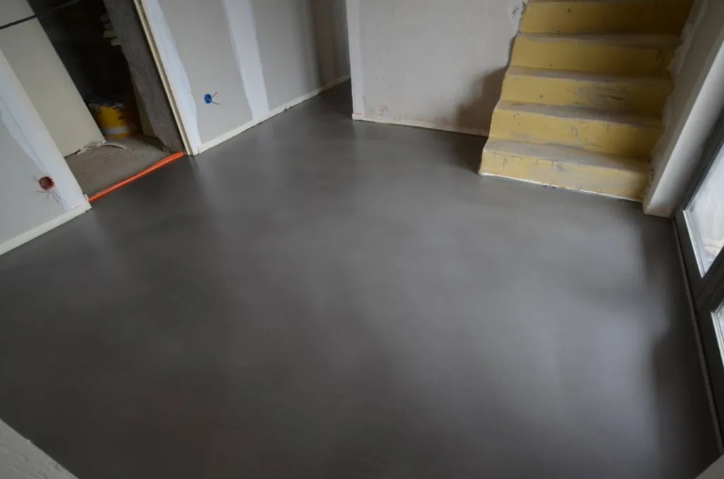 SOL DECORATIF EN BETON CIRE COULE ROUSSILLON