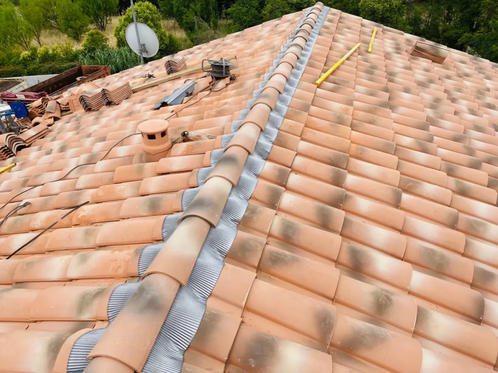 Remplacement d’une toiture de maison en tuiles Mécaniques Abeilles sur Aix en Provence