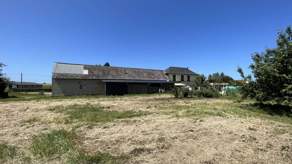 Ancienne étable et ses combles aménageables d'une surface d'environ de 243m²