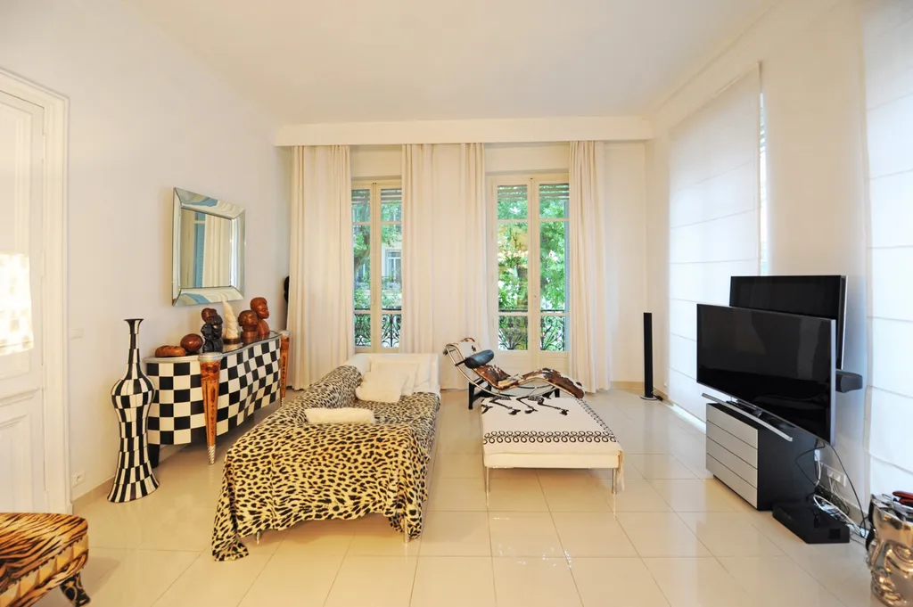 A vendre, AVIGNON INTRA-MUROS, appartement design dans Immeuble Haussmannien   