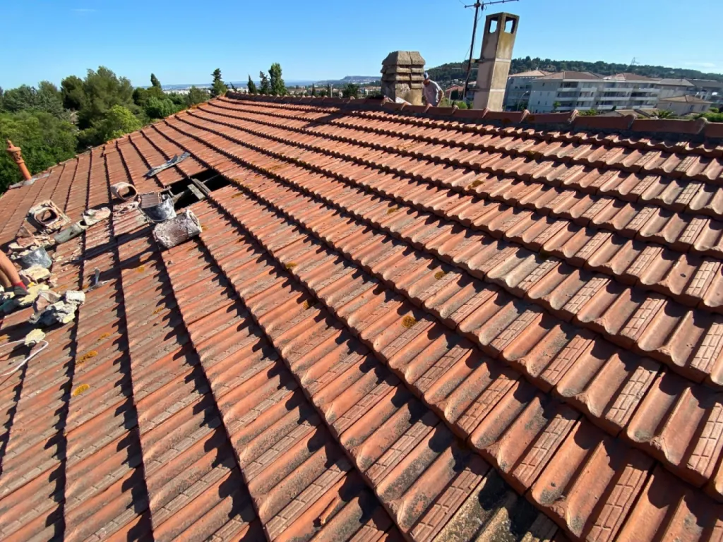 Changement d’une toiture de maison en tuiles Abeilles sur Martigues