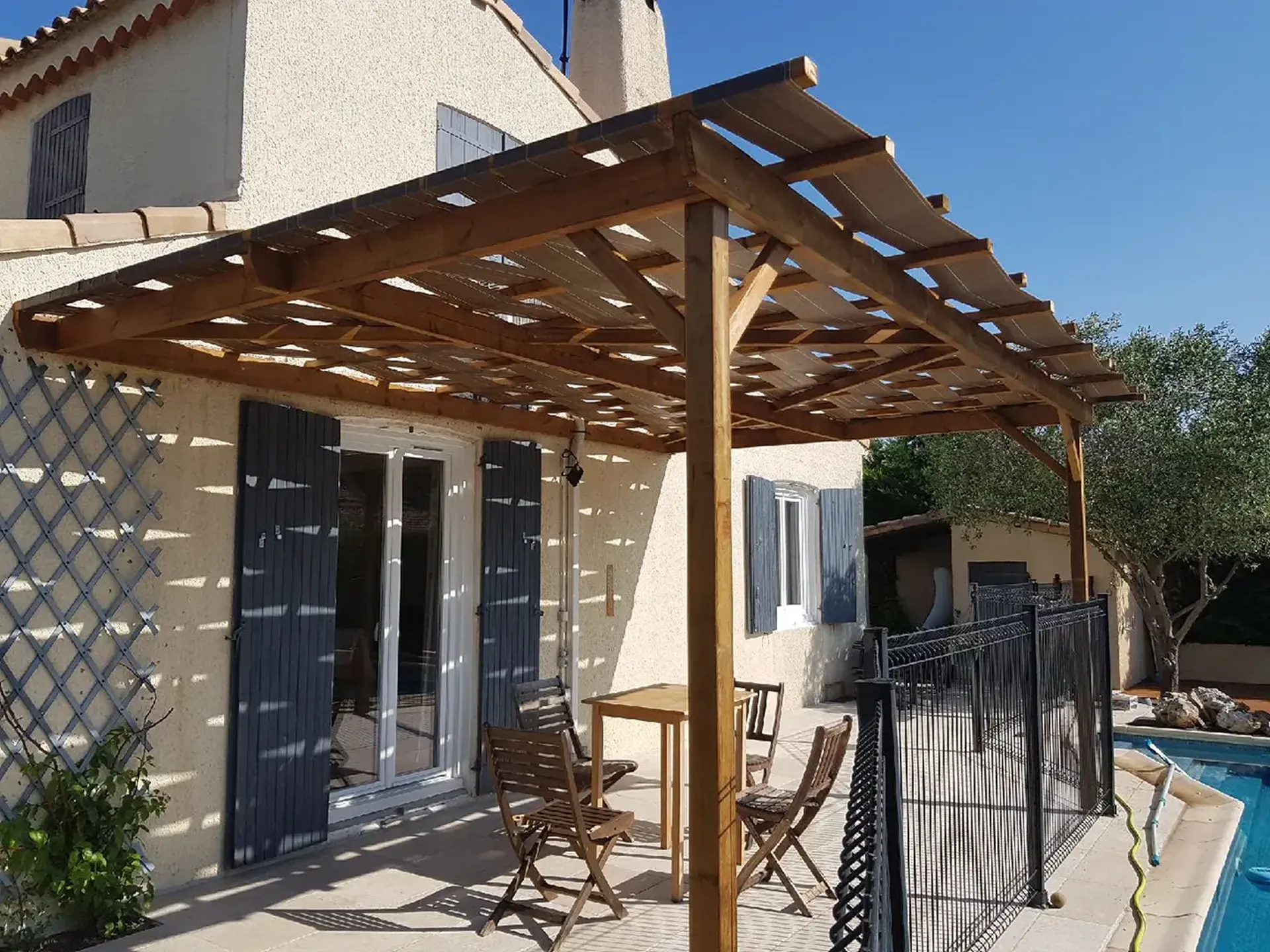 Installation d’une pergola adossée sur-mesure pour coin nature et détente à Lavérune