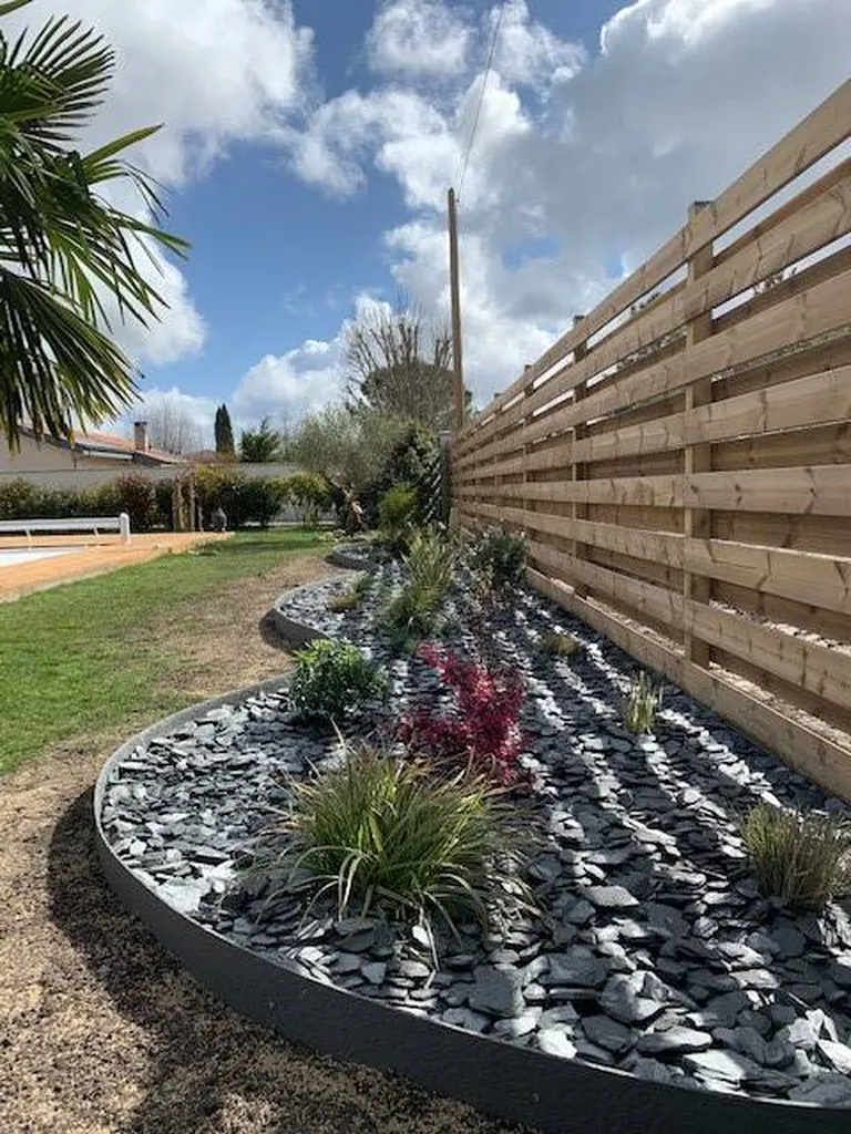 Créer des massifs végétaux dans votre jardin situé à Biscarrosse