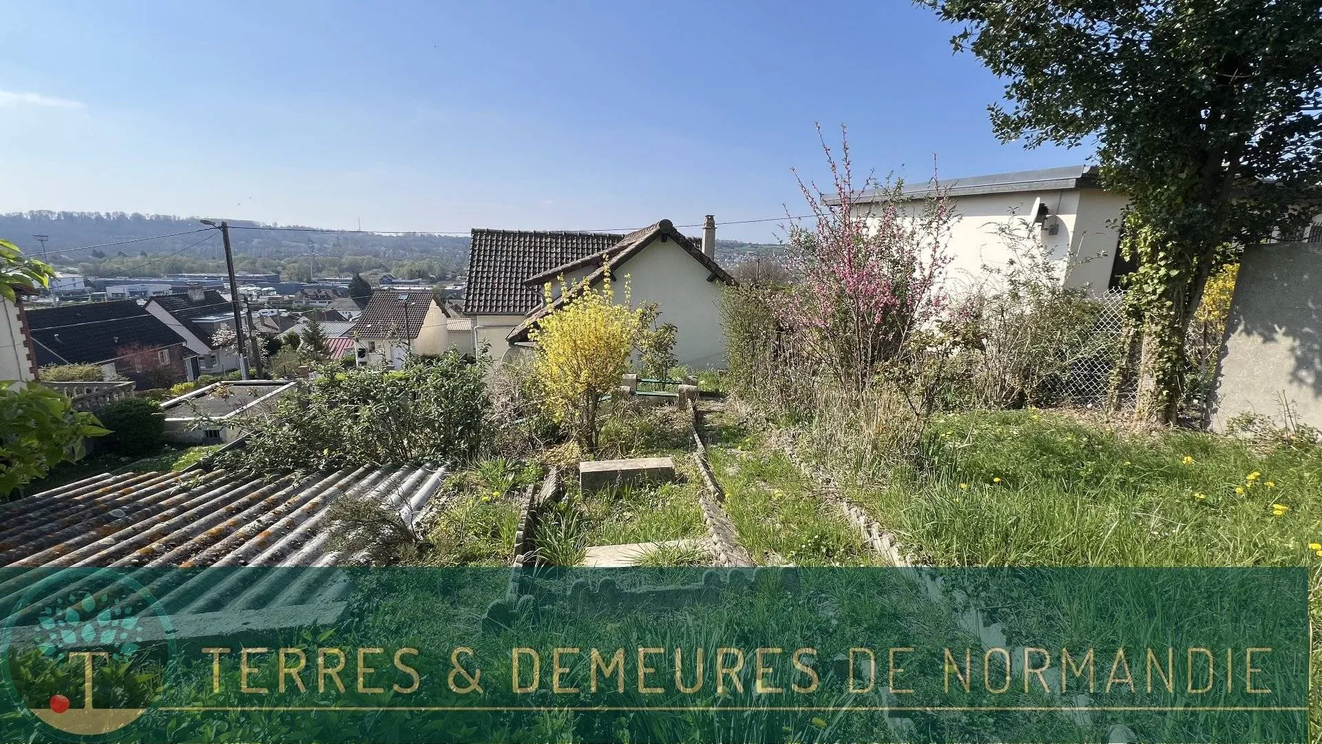 Maison individuelle des années 40 de 95m², 2 chambres, jardin clos arboré 325m², en bon état structurel mais à rénover entièrement, située à Eu 76260.