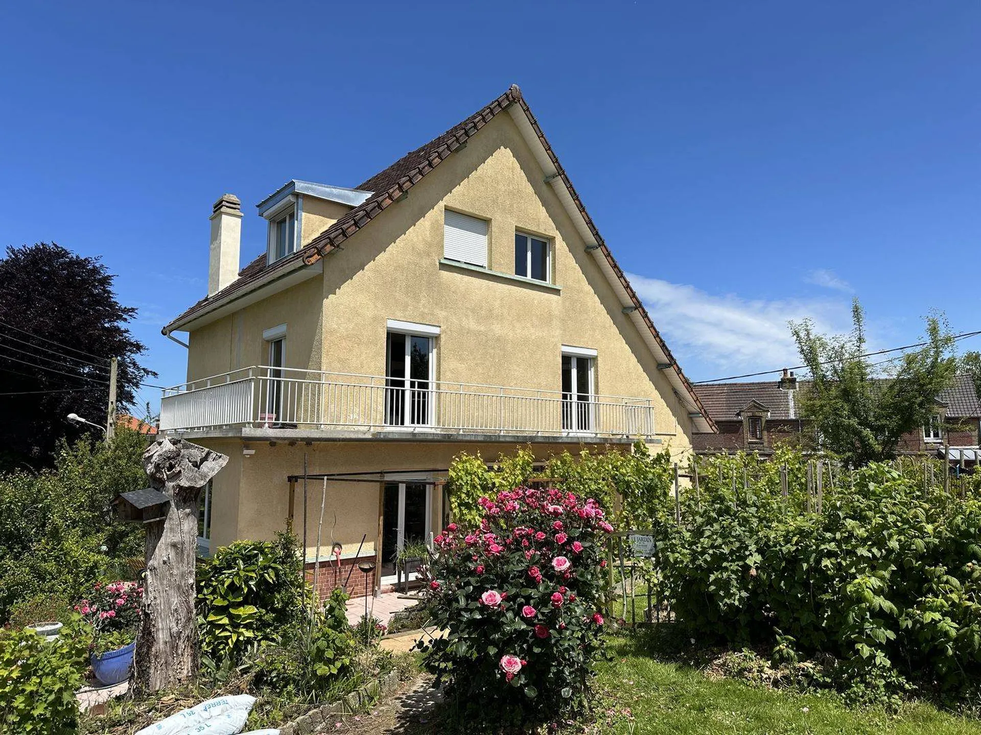 À vendre maison de caractère des années 50, posée sur un terrain de 1030m², une véritable invitation à l'histoire et au confort.