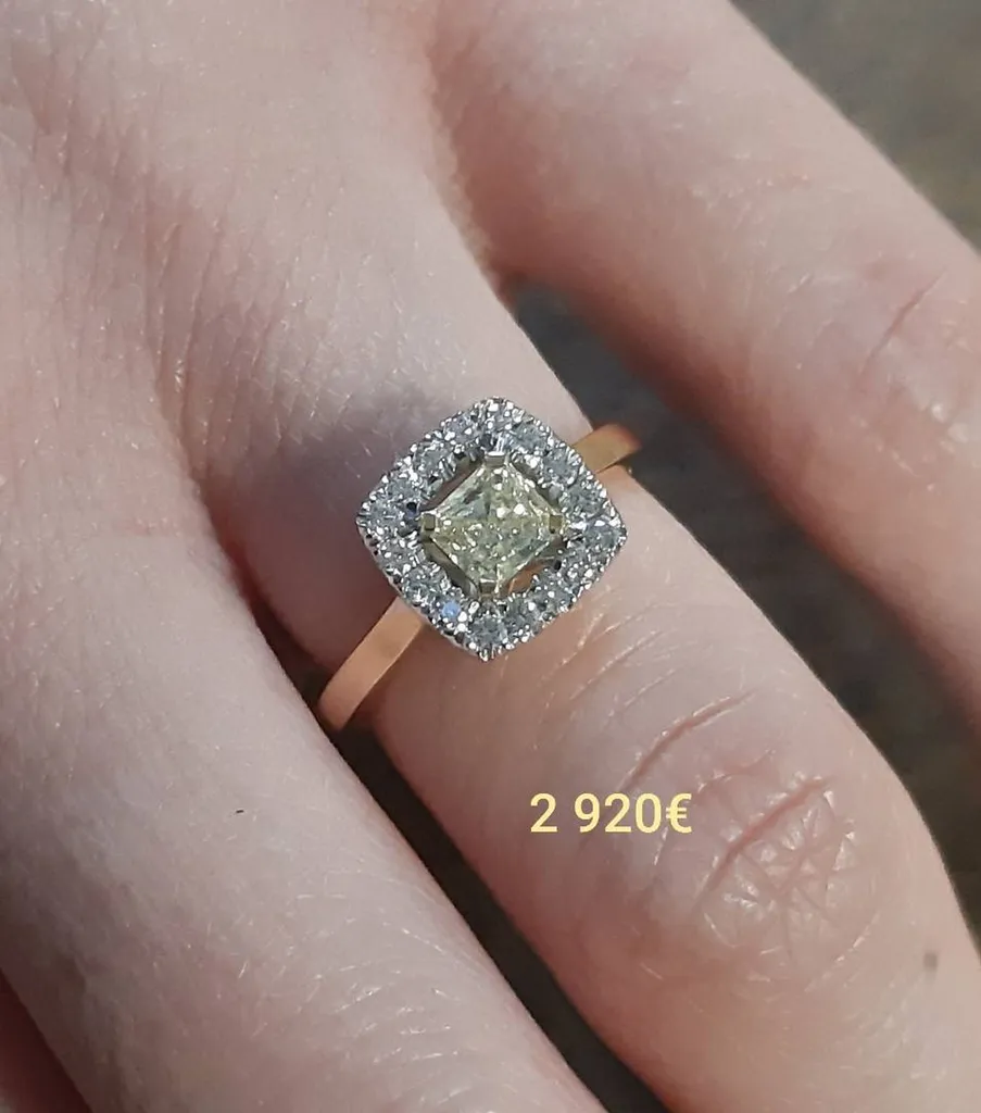 Bague or jaune 18ct avec un diamant jaune au centre et des diamants blancs autour. 