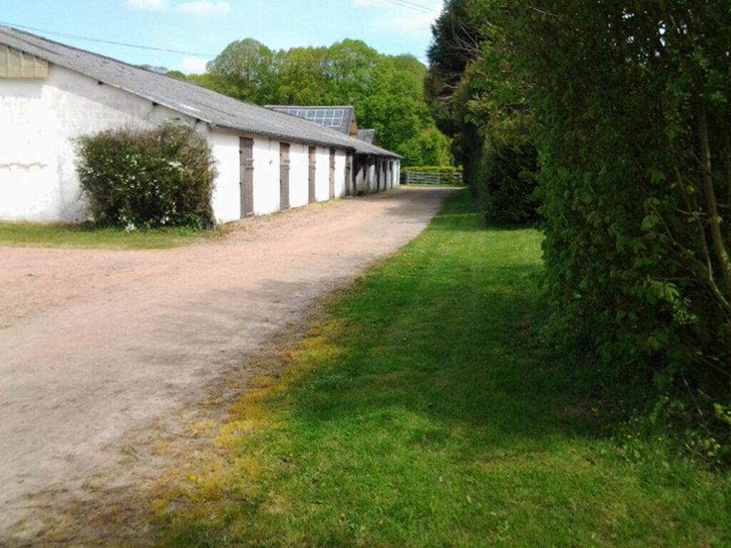 EN VENTE CENTRE ÉQUESTRE DE  13 HECTARES DANS LA RÉGION DE BERNAY 27