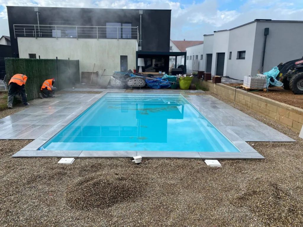 Pose de dalle Mirage grès, pour piscine d'une maison individuelle à Wasselonne